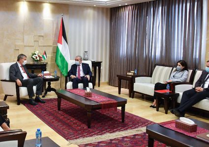 اشتية يبحث مع المفوض العام للأونروا الوضع المالي للوكالة