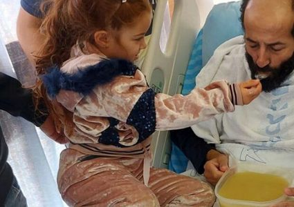 شاهد طفلة الأسير الأخرس تطعمه بعد إنهاء إضرابه عن الطعام