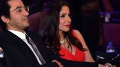 أحمد حلمي يسخر من زوجته منى زكي بسبب “الحلويات”