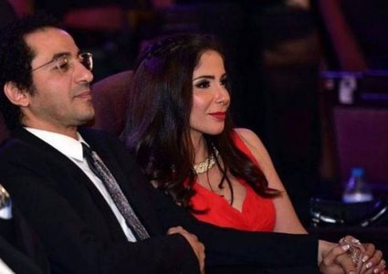 أحمد حلمي يسخر من زوجته منى زكي بسبب “الحلويات”