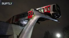 منحوتة فنية  تنقذ قطارا يخرج عن سكته!