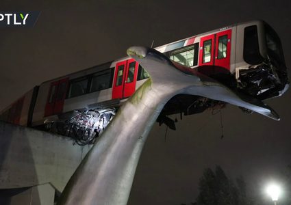 منحوتة فنية  تنقذ قطارا يخرج عن سكته!