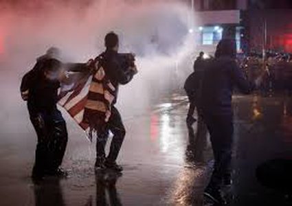 إصابة العشرات أثناء تفريق مظاهرة في جورجيا .