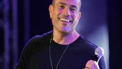 اعتداء من عمرو دياب على معجب حاول تصويره خلال حفل غنائي