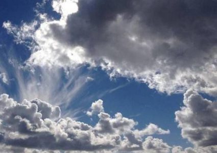 الطقس: جو غائم جزئيا وأمطار متفرقة