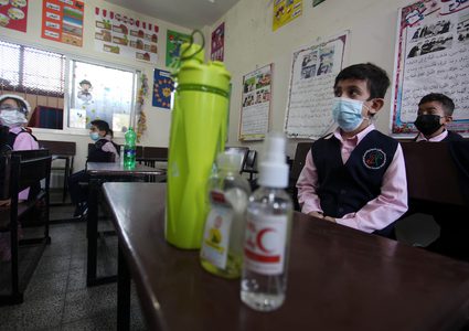 طلاب يلتزمون باجراءات السلامة في مدارس غزة