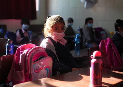 طلاب يلتزمون باجراءات السلامة في مدارس غزة