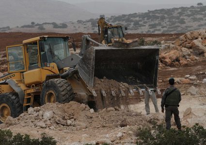 جرافات الاحتلال تدمر أراض زراعية في بلدتي الظاهرية وإذنا