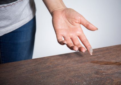 تحذير: غبار المنازل قد يتسبب بخلل النظام الهرموني للإنسان