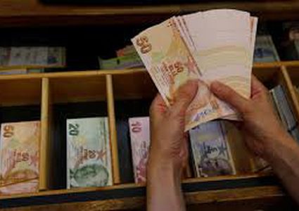 الليرة التركية تنخفض بنحو 4%