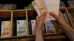 الليرة التركية تنخفض بنحو 4%