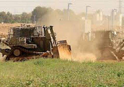 جرافات الاحتلال تتوغل في اراضي المواطنين شرق غزة