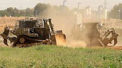 جرافات الاحتلال تتوغل في اراضي المواطنين شرق غزة