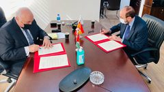 وزير المالية يوقع مع القنصل الإسباني اتفاقية بقيمة مليون يورو