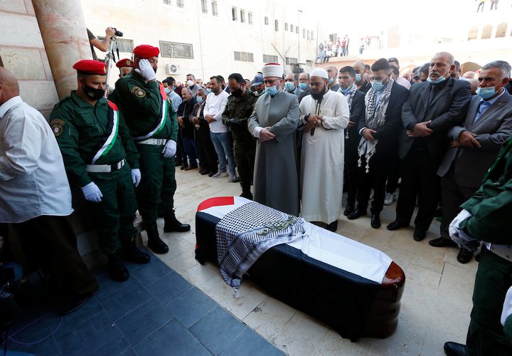 جماهير غفيرة تشيّع جثمان د.صائب عريقات