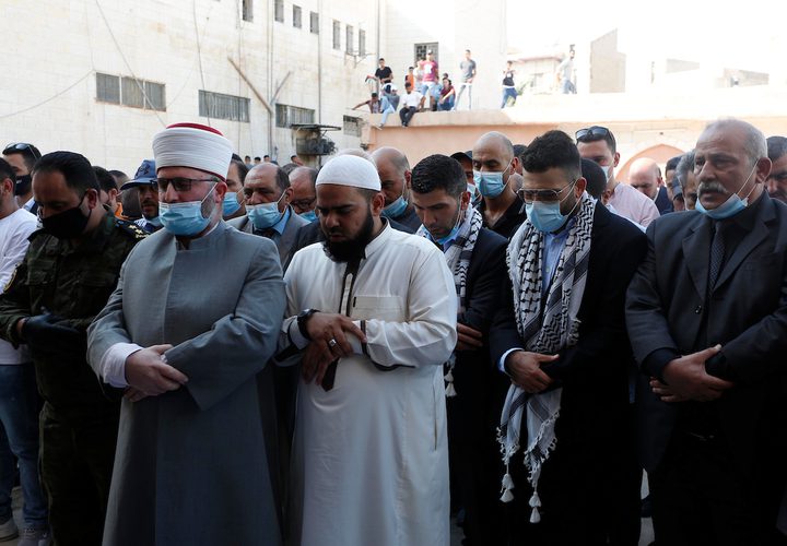 جماهير غفيرة تشيّع جثمان د.صائب عريقات