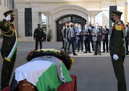 جماهير غفيرة تشيّع جثمان د.صائب عريقات