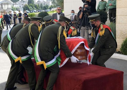 جماهير غفيرة تشيّع جثمان د.صائب عريقات