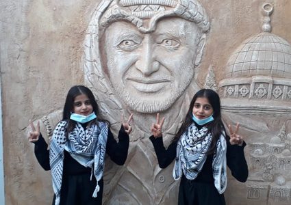 أشبال وزهرات فتح في غزة يوقدون الشموع في ذكرى استشهاد أبو عمار