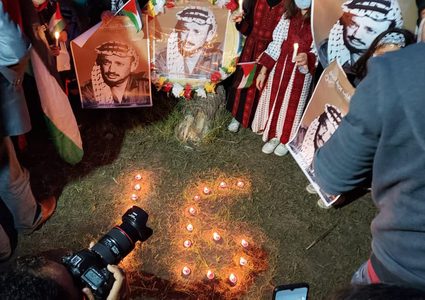 أشبال وزهرات فتح في غزة يوقدون الشموع في ذكرى استشهاد أبو عمار