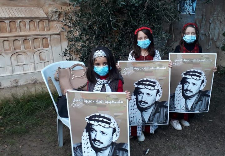 أشبال وزهرات فتح في غزة يوقدون الشموع في ذكرى استشهاد أبو عمار