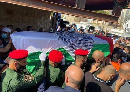 جماهير غفيرة تشيّع جثمان د.صائب عريقات في أريحا