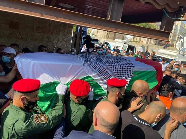 جماهير غفيرة تشيّع جثمان د.صائب عريقات في أريحا