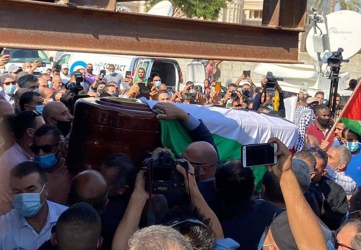 جماهير غفيرة تشيّع جثمان د.صائب عريقات
