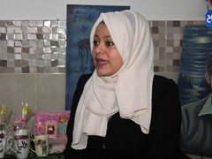 الفنانة التشكيلية هبة أبو الكاس من قطاع غزة تبدع بصنع قطعٍ فنية