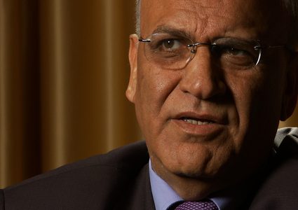 شاهد لحظة وصول جثمان د.عريقات إلى رام الله