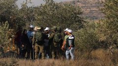 الاحتلال يعتدي بالضرب على مسن شمال الخليل