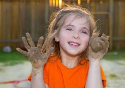 ما هي الفوائد الصحية لـ"لعب الأطفال بالتراب والطين" ؟