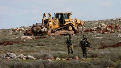 قوات الاحتلال تجرف أراضي جنوب شرق نابلس