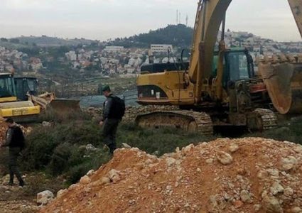 الاحتلال يشق طريقا استيطانية جديدة شرق يطا