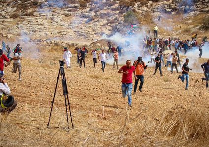 إصابات بالاختناق خلال قمع الاحتلال مسيرة بيت دجن