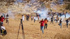 إصابات بالاختناق خلال قمع الاحتلال مسيرة بيت دجن