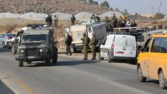 الاحتلال يمنع المواطنين من المرور عبر حاجز بيت فوريك