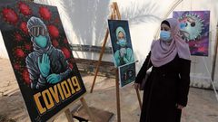 فنانون فلسطينيون يحضرون معرضا بعنوان كورونا والفن نظمته قرية الفنون والحرف بغزة