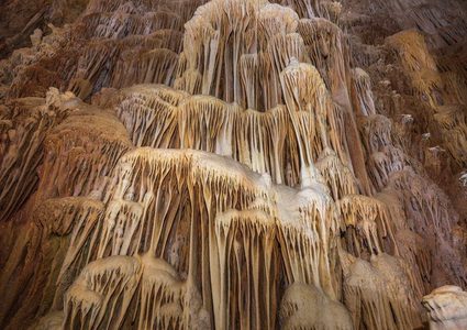 مغارة فسوطة .. تكتلات كلسية ومناظر ساحرة
عدسة : جمال كيوان
