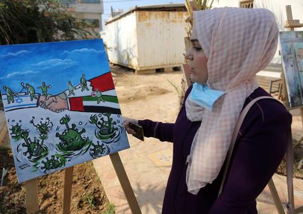 فنانون فلسطينيون يحضرون معرضا بعنوان كورونا والفن نظمته قرية الفنون والحرف بغزة