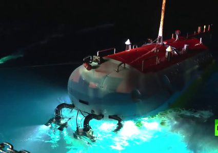 الغواصة الصينية تحطم رقما قياسيا في الغوص