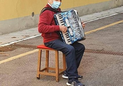 إيطاليا ..شاهد عجوز يعزف لزوجته المصابة بكورونا