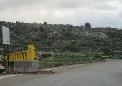 سلفيت: الاحتلال ينصب بوابة حديدية في بلدة الزاوية