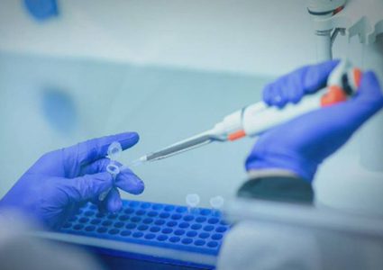 مكتشف لقاح "فايزر"يحدد موعد لعودة الحياة لطبيعتها