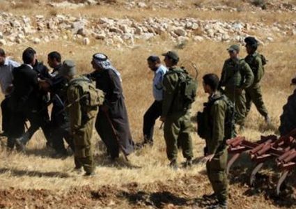 الخليل: الاحتلال يجبر عائلة على مغادرة أرضها تحت تهديد السلاح