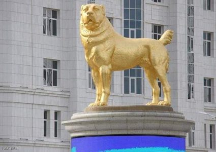 دولة تكرم كلباً بتمثال ذهبي
