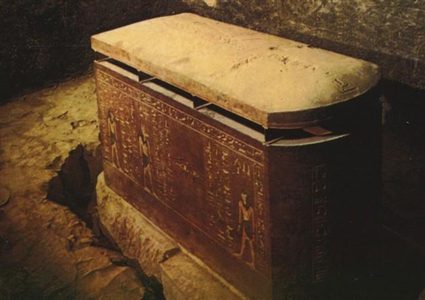 شاهد فتح تابوت أثري مكتشف أمام العالم