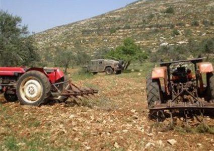 الاحتلال يحتجز أربعة جرارات زراعية في الأغوار الشمالية