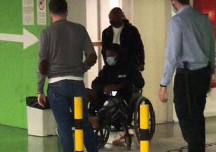 انسو فاتي يغادر المشفى على كرسي متحرك