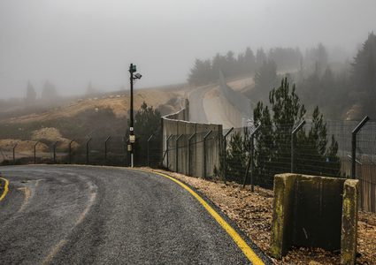 الاحتلال يزعم: رصدنا شخصين اقتربا من السياج الأمني مع لبنان